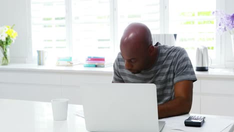 Hombre-Usando-Laptop-En-La-Cocina-4k