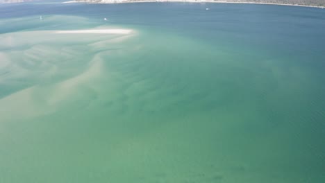 Perspectiva-Aérea-En-La-Playa-Con-Algunas-Islas-De-Arena-Y-Algunos-Barcos-Navegando-En-Portugal-Cerca-De-Setúbal-Y-Sesimbra