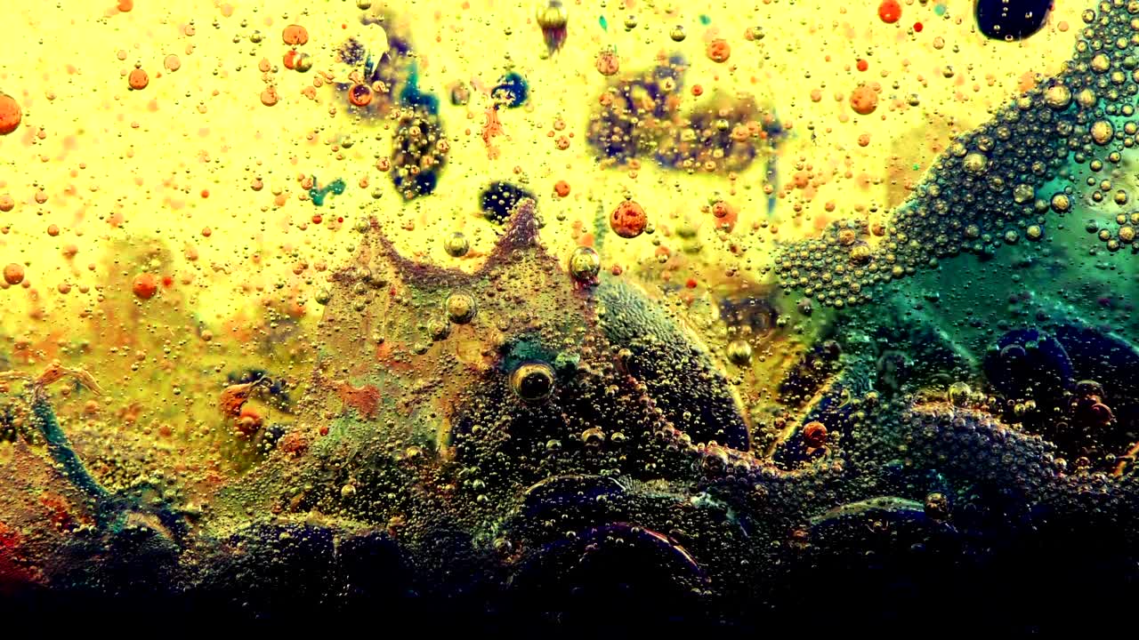 유리 배경 뒤에 있는 물 거품