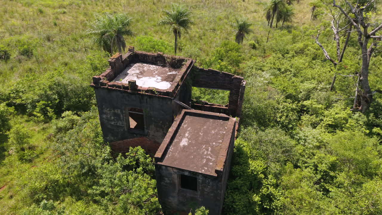 아르헨티나 깊은 숲에 있는 버려진 집 주변에서 으로 드론이 움직입니다.