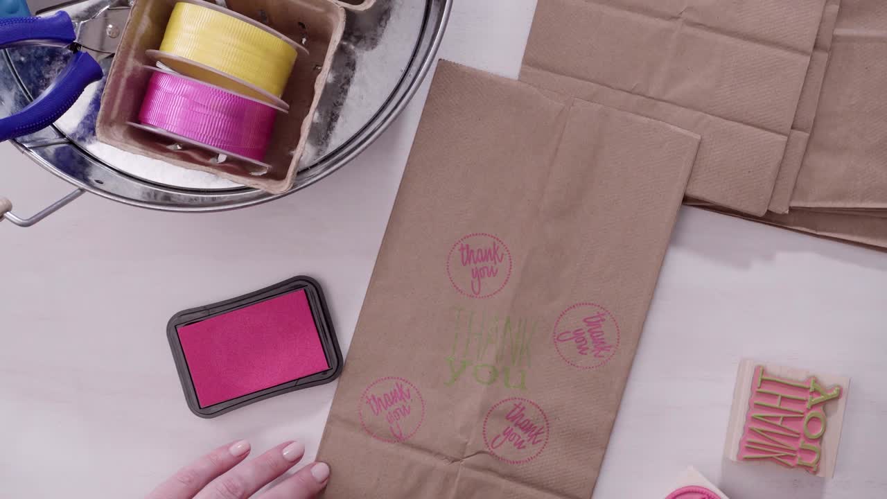 haciendo bolsas de favores de bolsas marrones con sellos