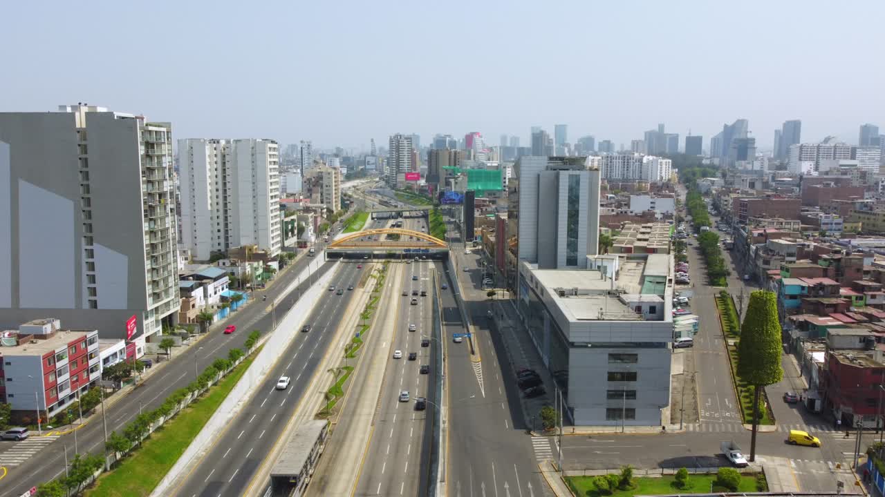 autopista luis bedoya reyes en la ciudad de lima, peru