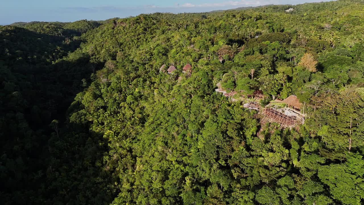 imágenes de aviones no tripulados de edificios de madera en la selva de siquijor en las filipinas