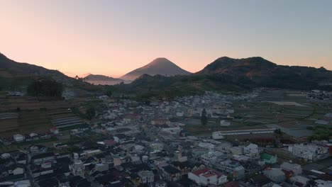 sobre la meseta de dieng en la hermosa mañana