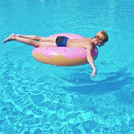 niños felices cerca de la piscina