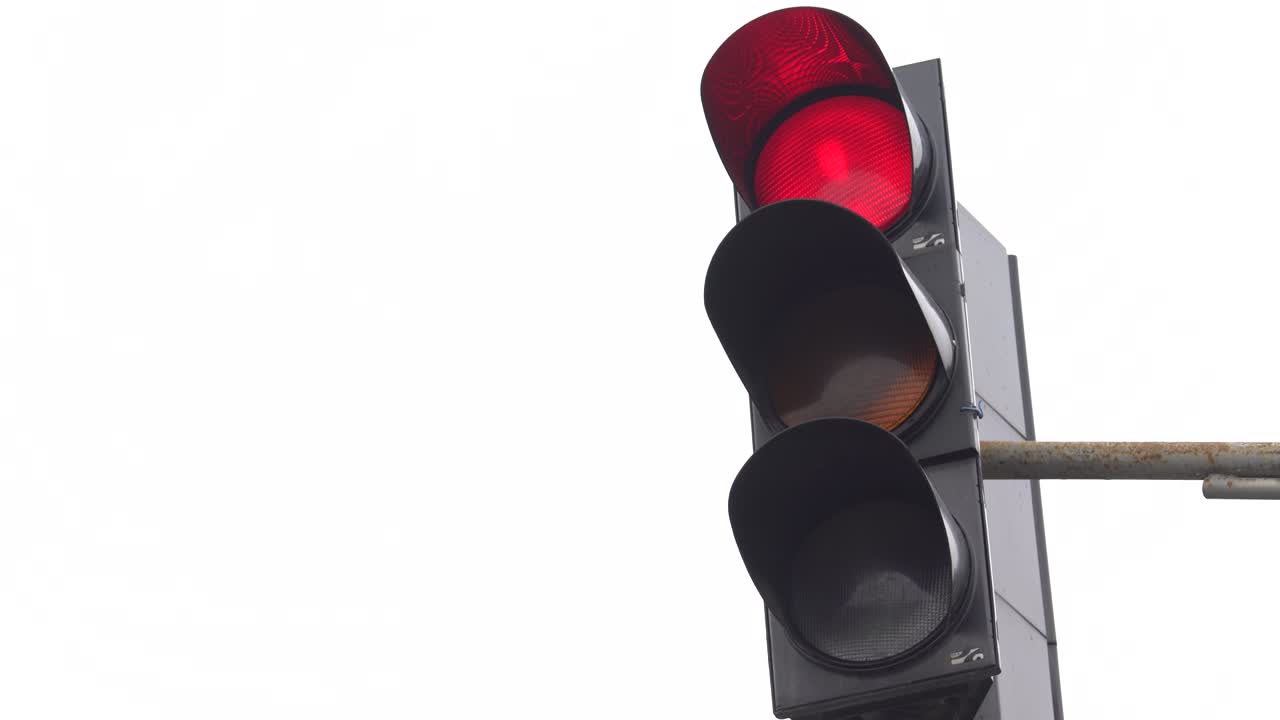 el semáforo en la carretera regula el tráfico