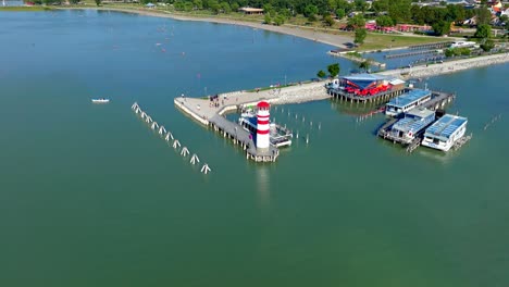 Neusiedler-See,-Österreich---Blick-Auf-Den-Leuchtturm-Und-Den-Hafen-Des-Sees---Drohnenumlaufbahn