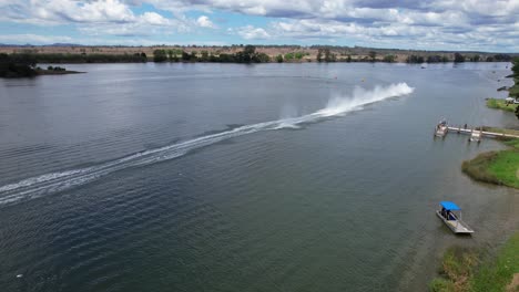 Salpicaduras-De-Agua-Y-Estela-De-Lancha-A-Toda-Velocidad-En-El-Río-Clarence