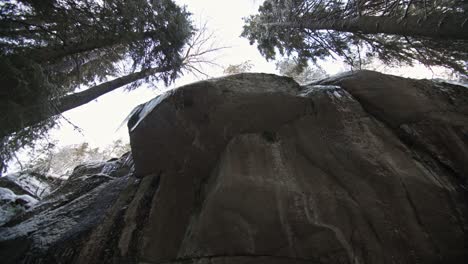 pirunkirkko rocky mountain dans la forêt d'hiver avec des arbres enneigés et des branches d'arbres sur un ciel blanc