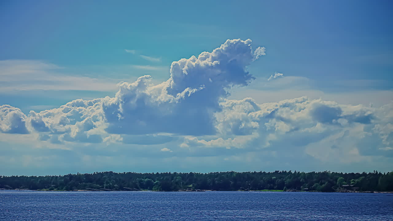 구름이 많이 움직이는 아름다운 주간 저속 촬영