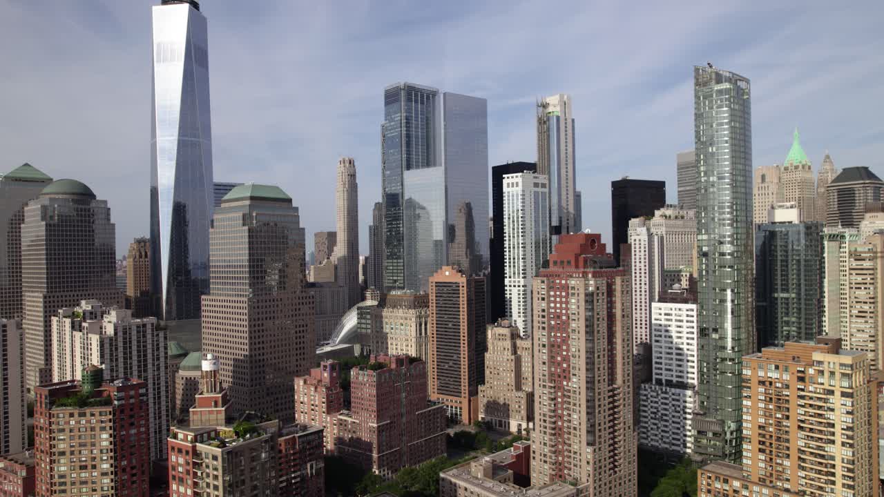 미국 뉴욕의 화창한 뉴욕에 있는 맨하탄 스카이라인에 있는 고층 건물의 공중 전망