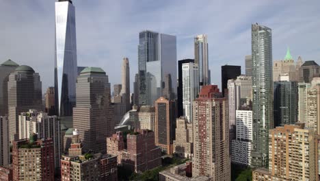 Vista-Aérea-De-Edificios-Altos-En-El-Horizonte-Inferior-De-Manhattan,-En-La-Soleada-Nueva-York,-Estados-Unidos