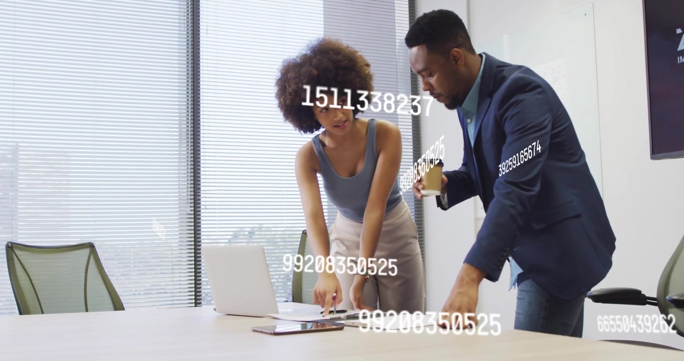 Collègues discutant des données d'une feuille de calcul sur ordinateur portable, affichant des superpositions numériques illustrant les tendances des données