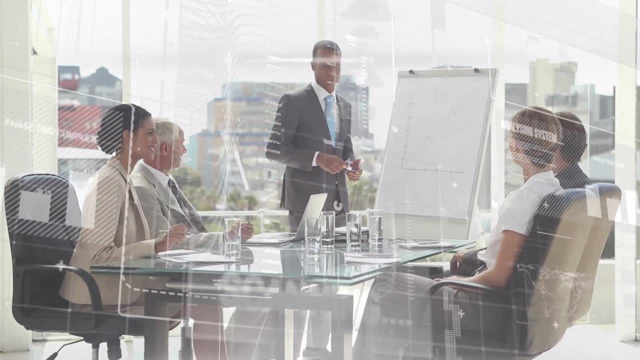 Animazione di elaborazione di dati finanziari su diverse persone d'affari in riunione in ufficio