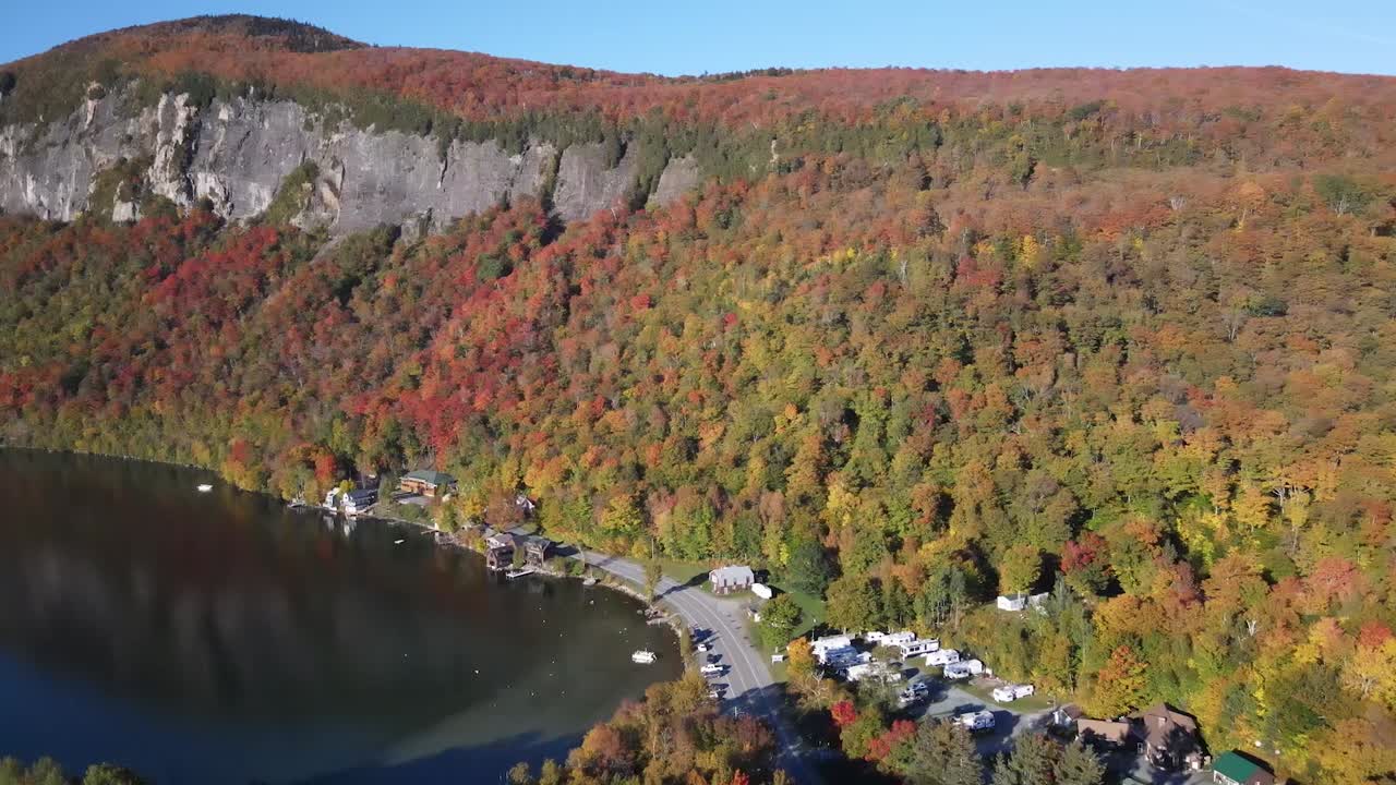 hermosas imágenes aéreas de drones de las hojas de otoño en y alrededor del monte hor, el monte pisgah y el lago willoughby durante el pico del follaje otoñal en el bosque estatal de willoughby en westmore, vermont