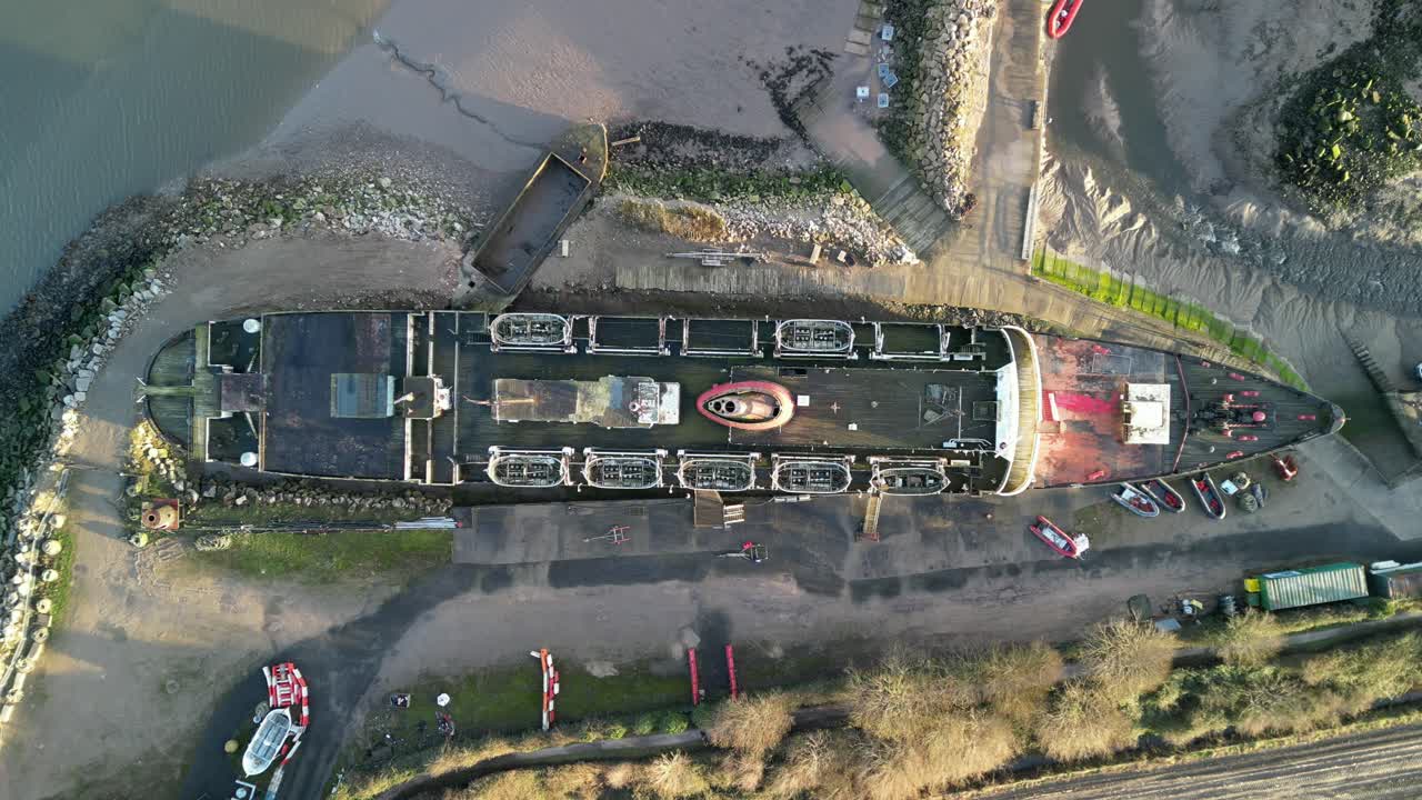 유령 선박 랭커스터의 공작은 해가 지면 드론이 위에서 아래로 내려간다 - 모스틴, 웨일즈, 영국