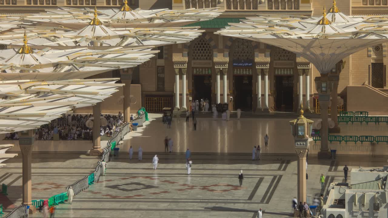 el transcurso de tiempo de la mañana mirando sobre la mezquita al masjid al abawi en medina