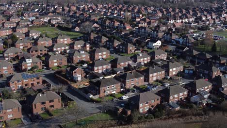 típico pueblo suburbano residencial barrio de manchester propiedad tejados vista aérea dolly izquierda