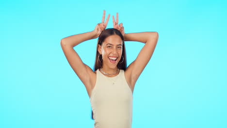 mujer, manos con orejas de conejo y cara con gracioso