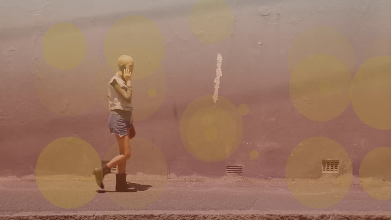 animación de puntos de luz sobre la mujer caucásica caminando