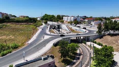 Drohnenaufnahme-Einer-Straßenbahnhaltestelle-Und-Eines-Kreisverkehrs-In-Den-Südlichen-Vororten-Von-Lissabon