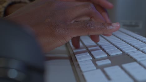 Entwicklerfinger-Tippen-Auf-Der-Mac-Tastatur-Mit-Der-Maus-Rechts-–-Mittlere-Aufnahme