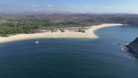 Serenidad-Aislada,-Bahía-De-Cacaluta,-Huatulco,-Oaxaca.-Vistas-Aéreas