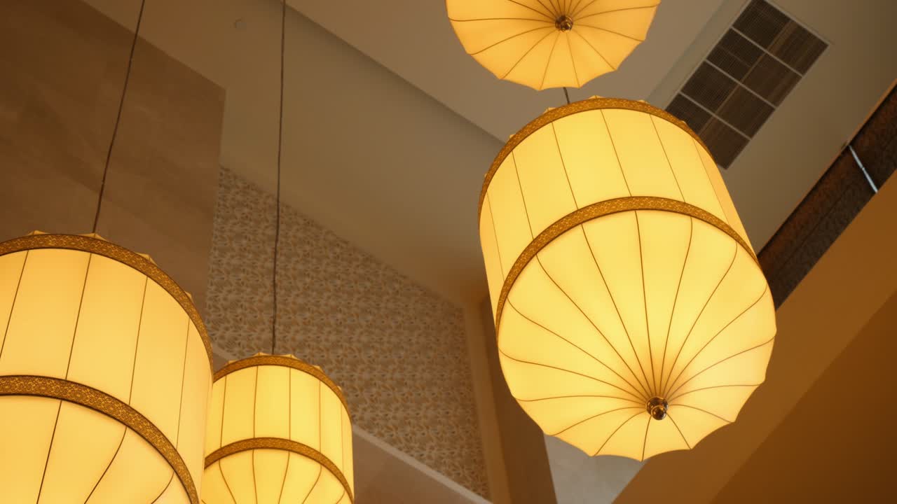 호텔 로비 에 있는 세련 된 매달린 램프