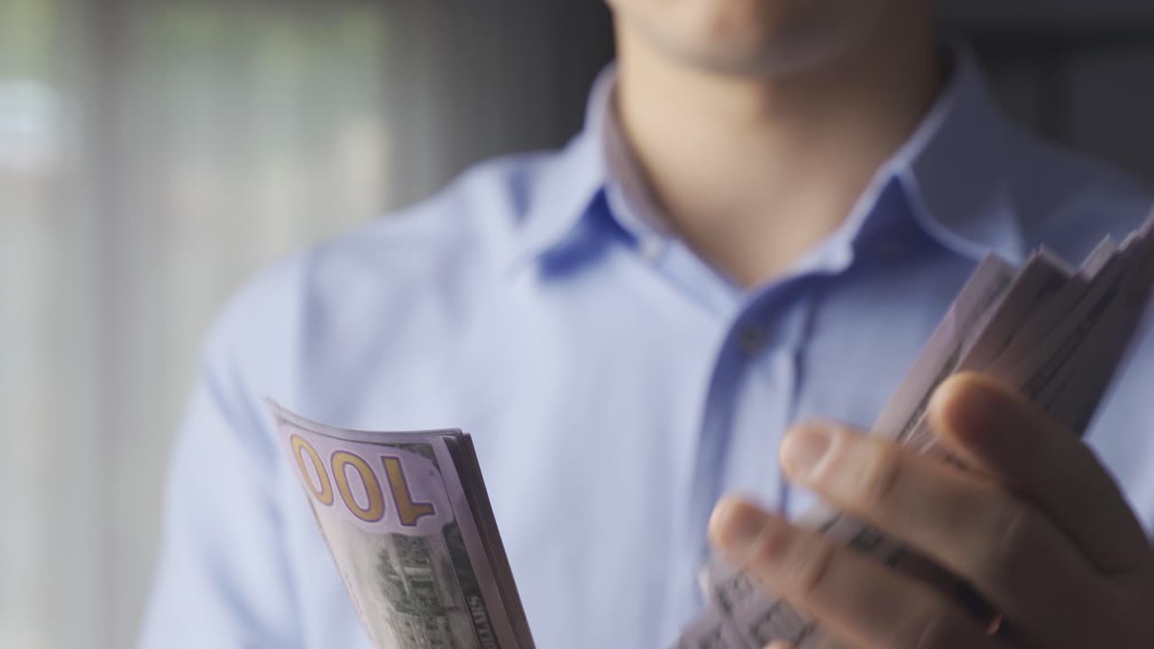 お金を数える男性。自分の収入を計算している