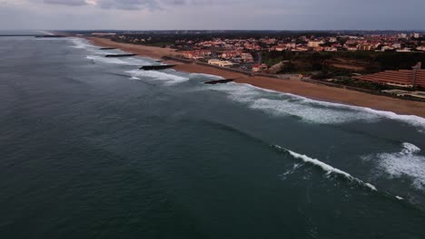 Luftaufnahme-Des-Anglet-Beach-Plage-De-La-Chambre-D&#39;Amour-Im-Französischen-Baskenland-Mit-Mehreren-Anlegestellen-Und-Wellen,-Die-An-Den-Sandstränden-Brechen