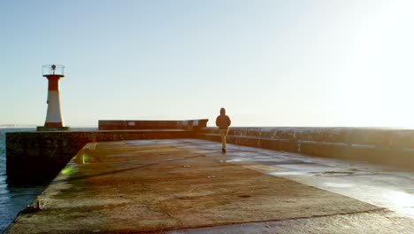 mujer caminando en el muelle 4k