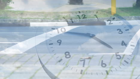 animación de reloj en movimiento y cielo con nubes sobre coches en la calle