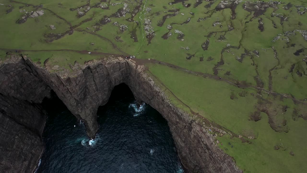 Faroe Adaları'nın dik falez tepesi kenarı, arkasında Sørvágsvatn Gölü ile havadan aşağı eğim.