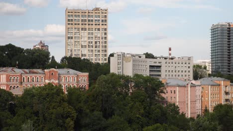 vista panorámica de los edificios del paisaje urbano en kyiv, ucrania en un día soleado