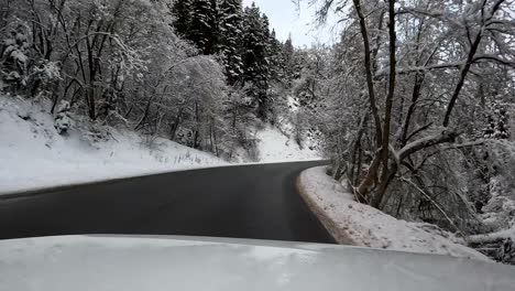 pov time lapse de conducir en la nevada carretera de montaña de utah en el invierno