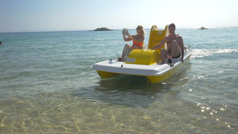 Familia-Disfrutando-De-Un-Paseo-Por-El-Mar-En-Bote-A-Pedal