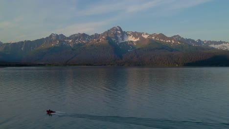 4K-Drohnenaufnahmen-Aus-Der-Luft-In-Der-Nähe-Von-Seward,-Alaska,-Entlang-Der-Uferpromenade-Im-Sommer-Mit-Einem-Vorbeifahrenden-Boot