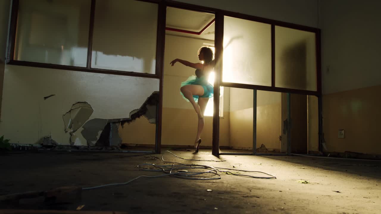 Ballerina in un magazzino vuoto