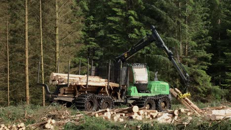 Transportista-Forestal-Cargando-Madera-Durante-Las-Operaciones-Forestales,-Highlands,-Escocia