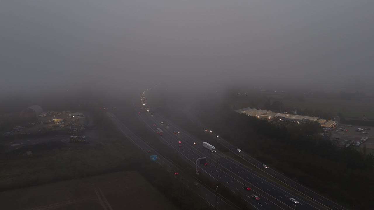 가운 안개, 시야가 좋지 않은 m11 고속도로, 에섹스, 영국, 드론, 항공기