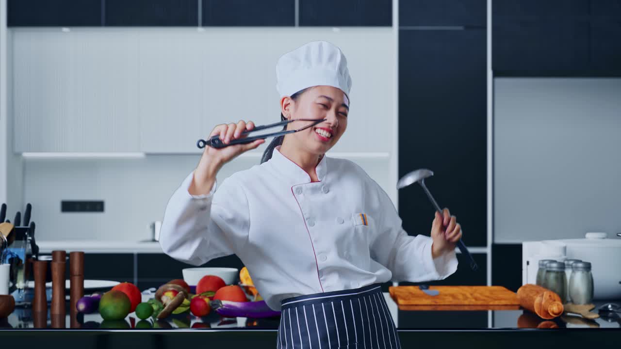 chef feliz demostrando las herramientas de cocina