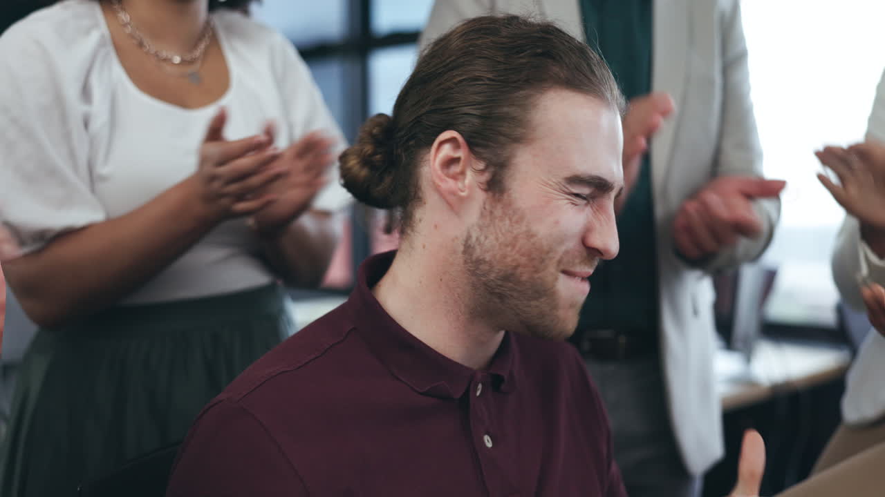 gente de negocios con aplausos para el hombre feliz