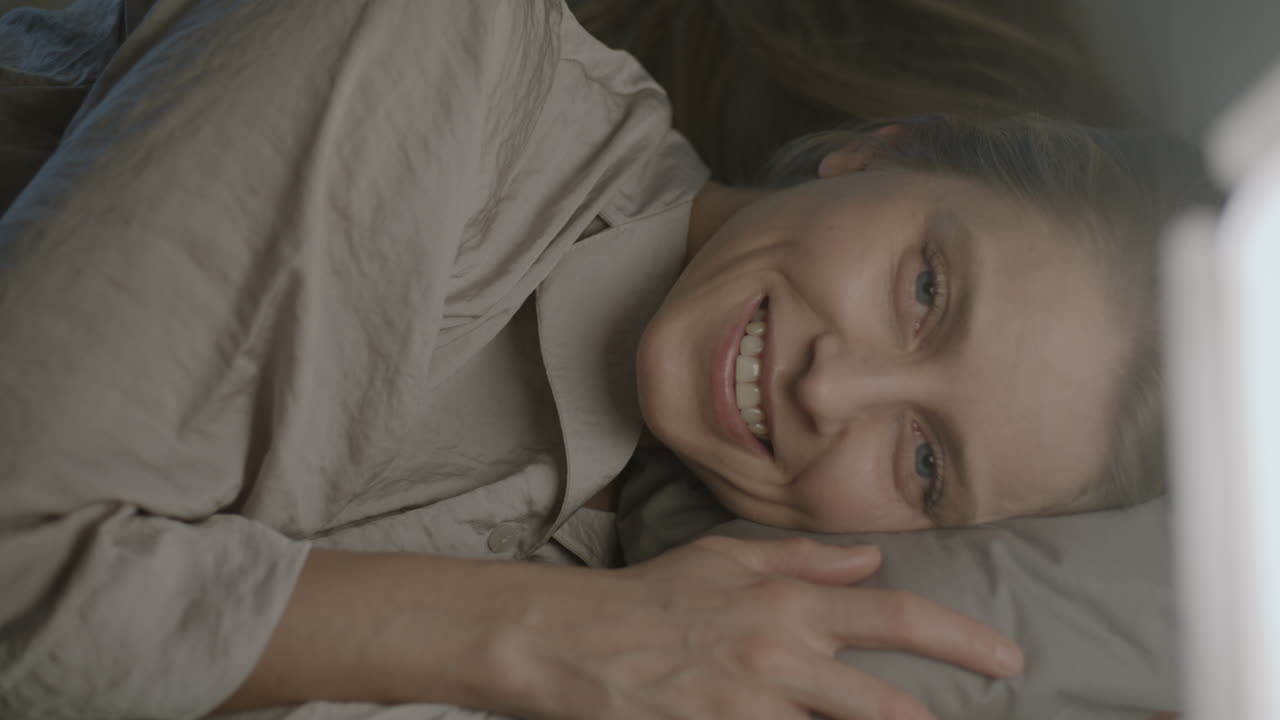 mujer relajándose en la cama