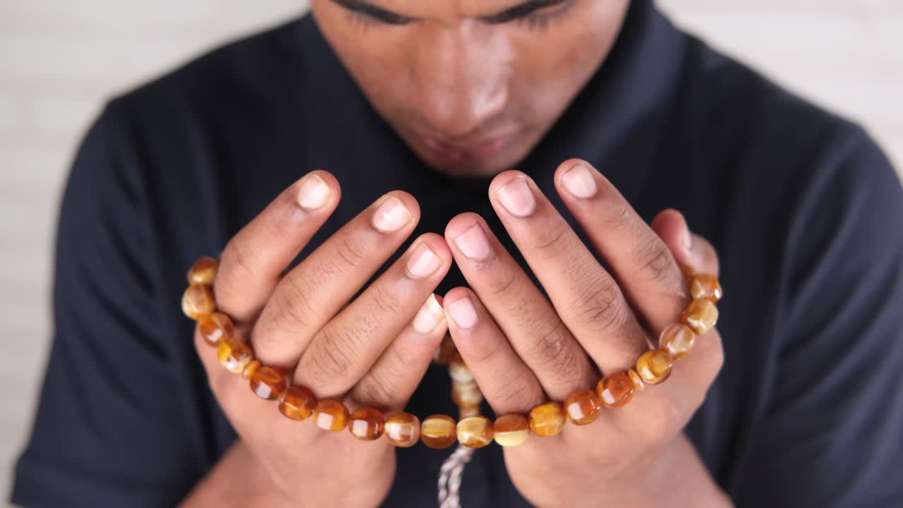 라마단 기간 에 기도 하는 무슬림 남자, 근접