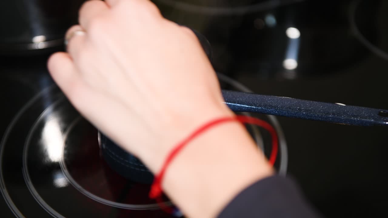 집에서 터키식 커피를 끓이고, 클로즈업, 아무도, 잘 손질된 손톱을 가진 여성 손은 갈은 커피 콩을 끓는 물에 저어줍니다