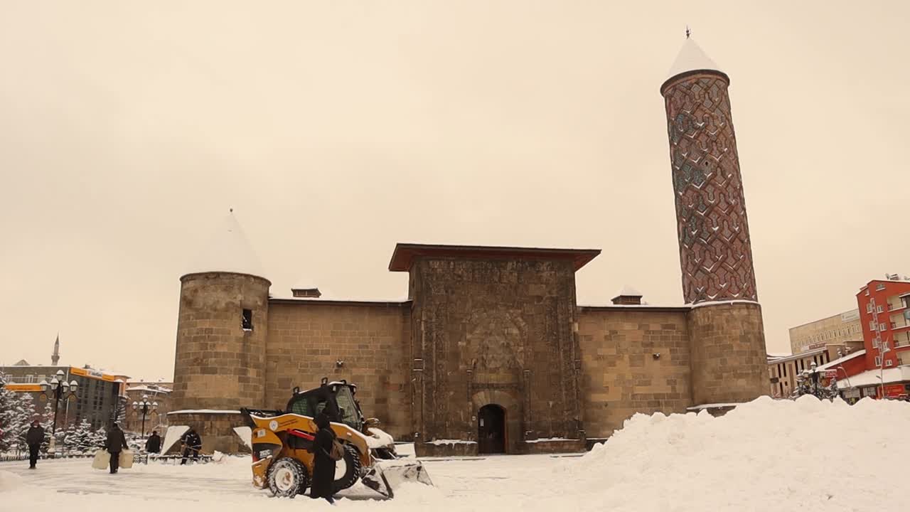 Yakutiye-skolan (turkiska: Yakutiye Medrese). Resa till Turkiet, Yakutiye madrasa. Snö på en gammal islamisk byggnad, vintersäsong. Erzurum, Turkiet 2021-01-19