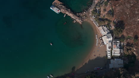 Toma-Aérea-Panorámica-Hacia-Abajo-Sobre-El-Hermoso-Mar-Azul-De-Rodas.