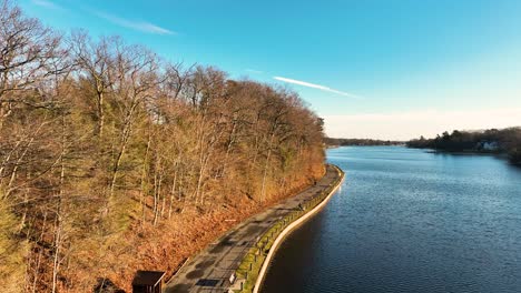 Erhebt-Sich-über-Der-Alten-Straße,-Die-Heute-Ein-Wanderweg-Ist