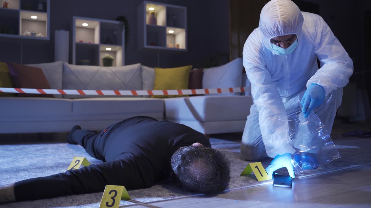 범죄 현장에서 법의학적 증거를 수집하고 있습니다. 법의학 전문가입니다.