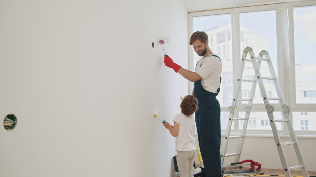 padre e hija pintando una pared